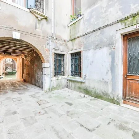 Mascareta, Apartman *